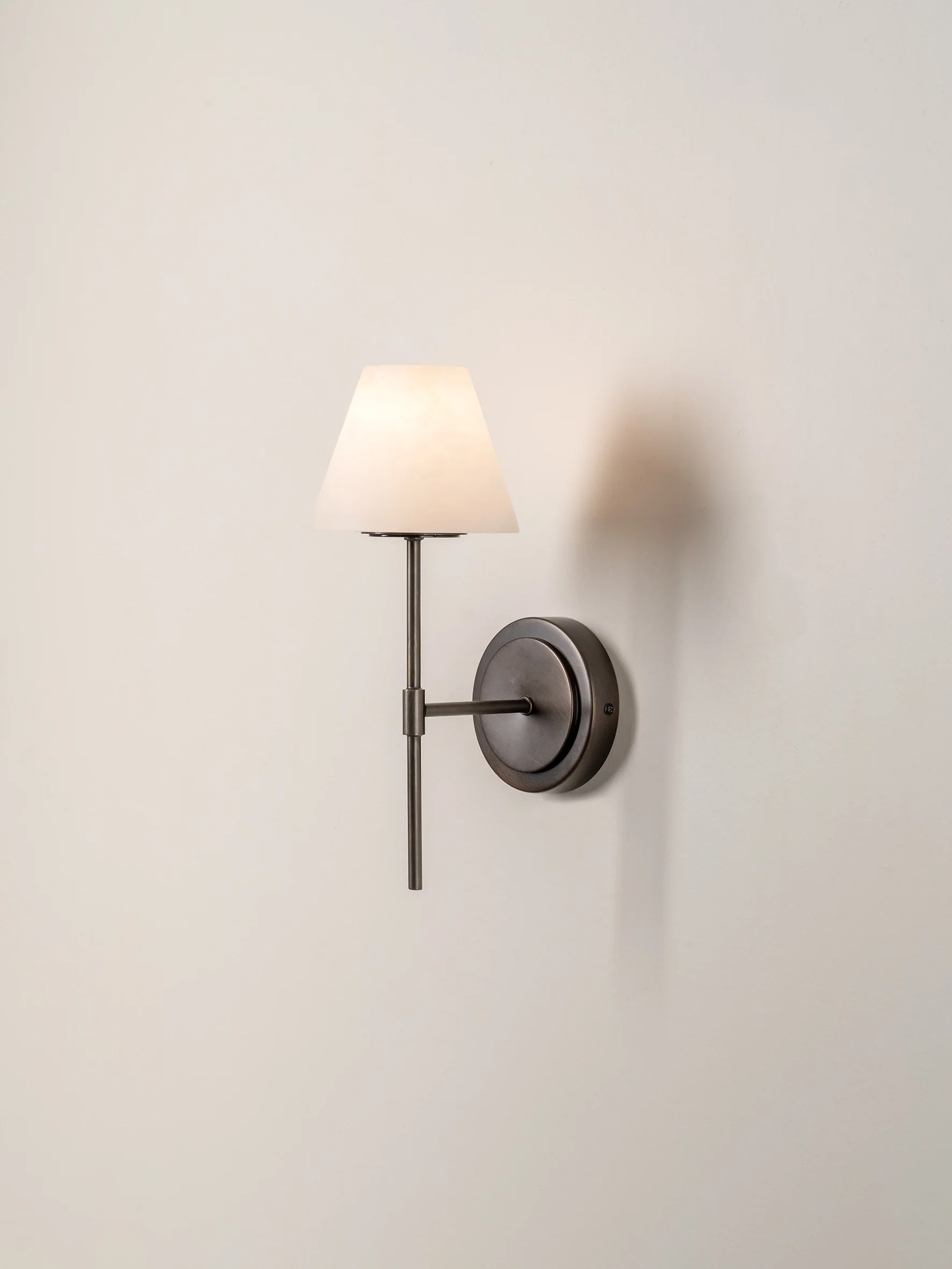 Alba - 1 light alabaster and bronze wall light - Image 3