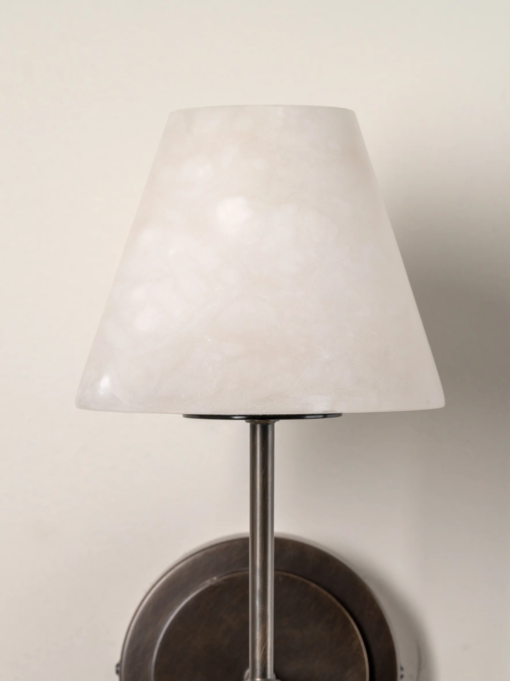Alba - 1 light alabaster and bronze wall light - Image 4