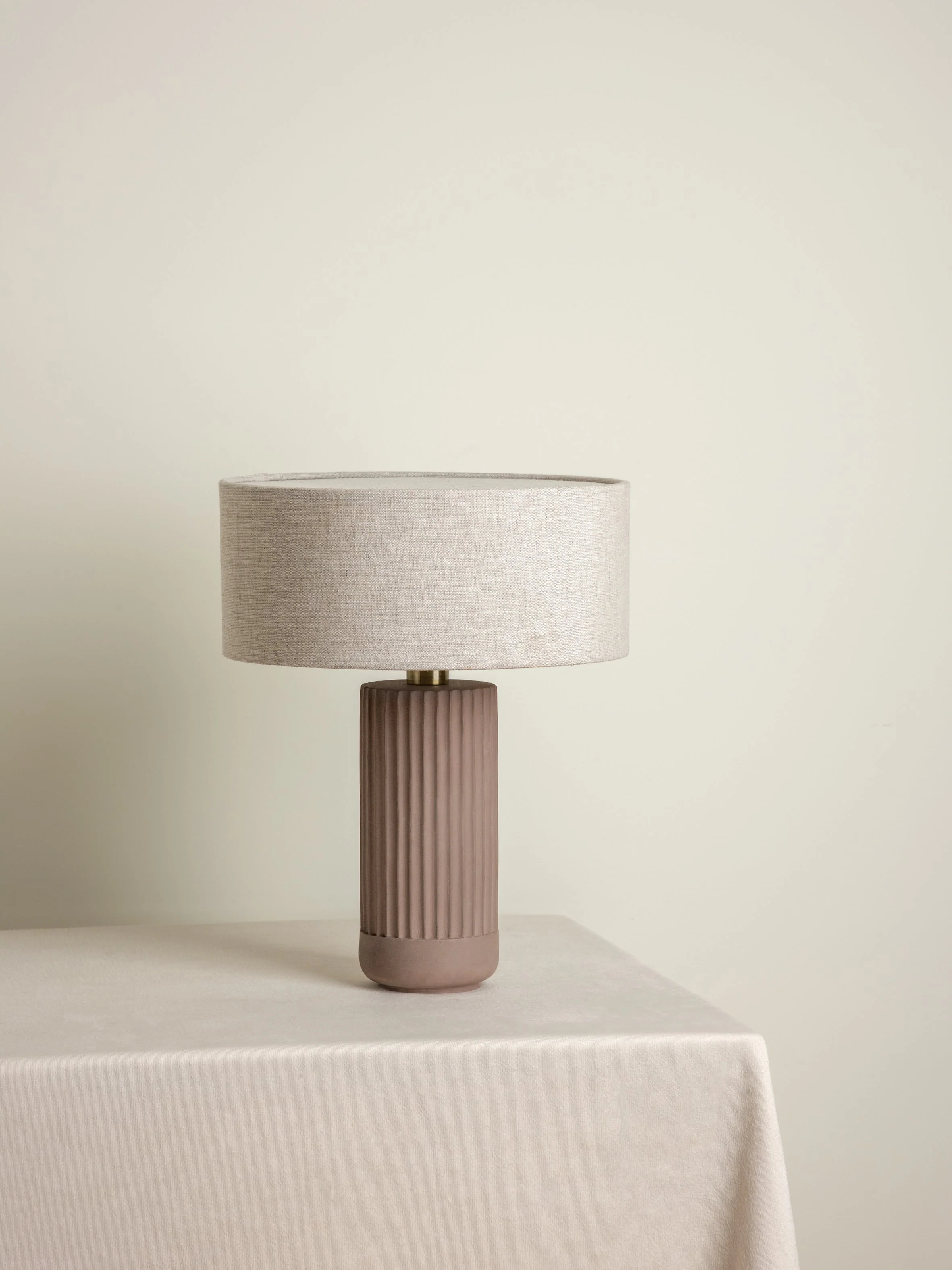 Avero - taupe ribbed concrete table lamp - Image 4