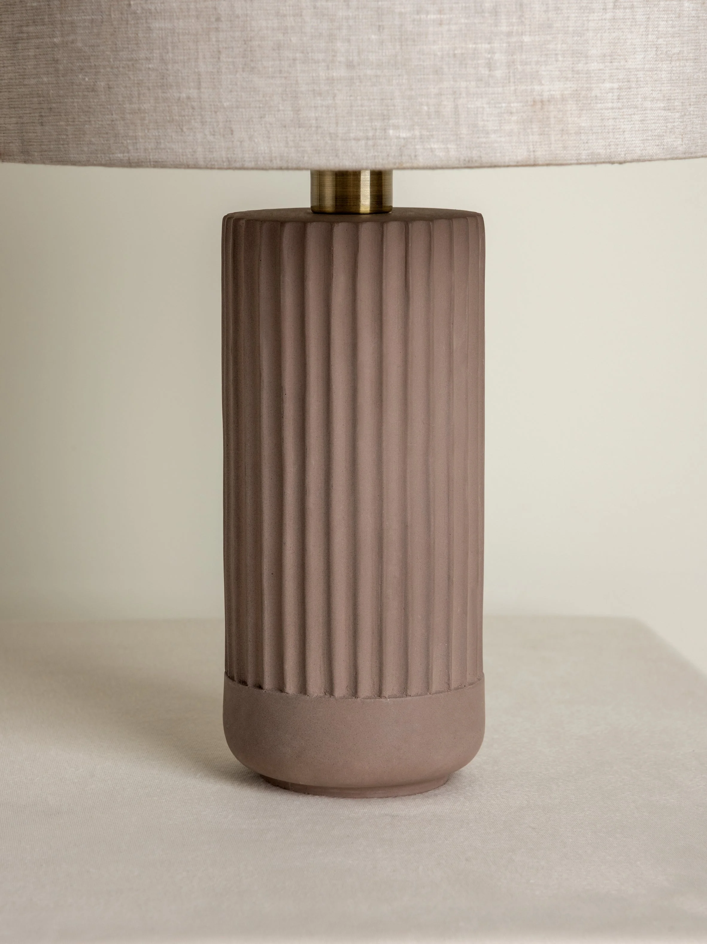 Avero - taupe ribbed concrete table lamp - Image 5