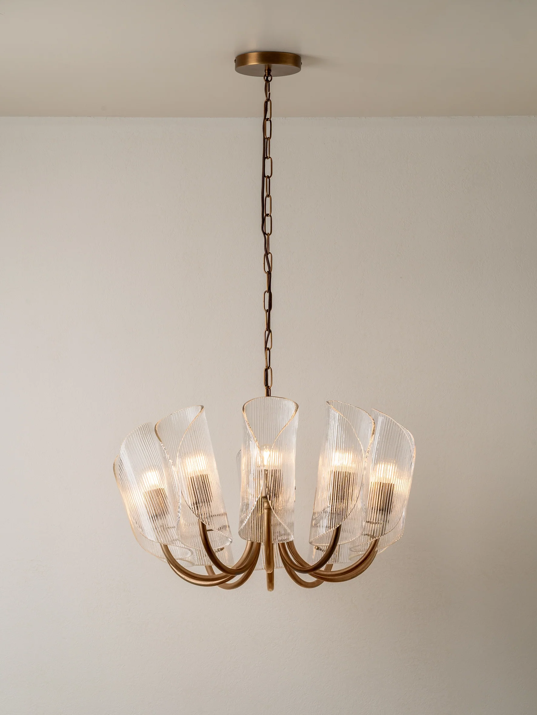 Cannoli - 10 light aged brass and textured glass chandelier - Image 2
