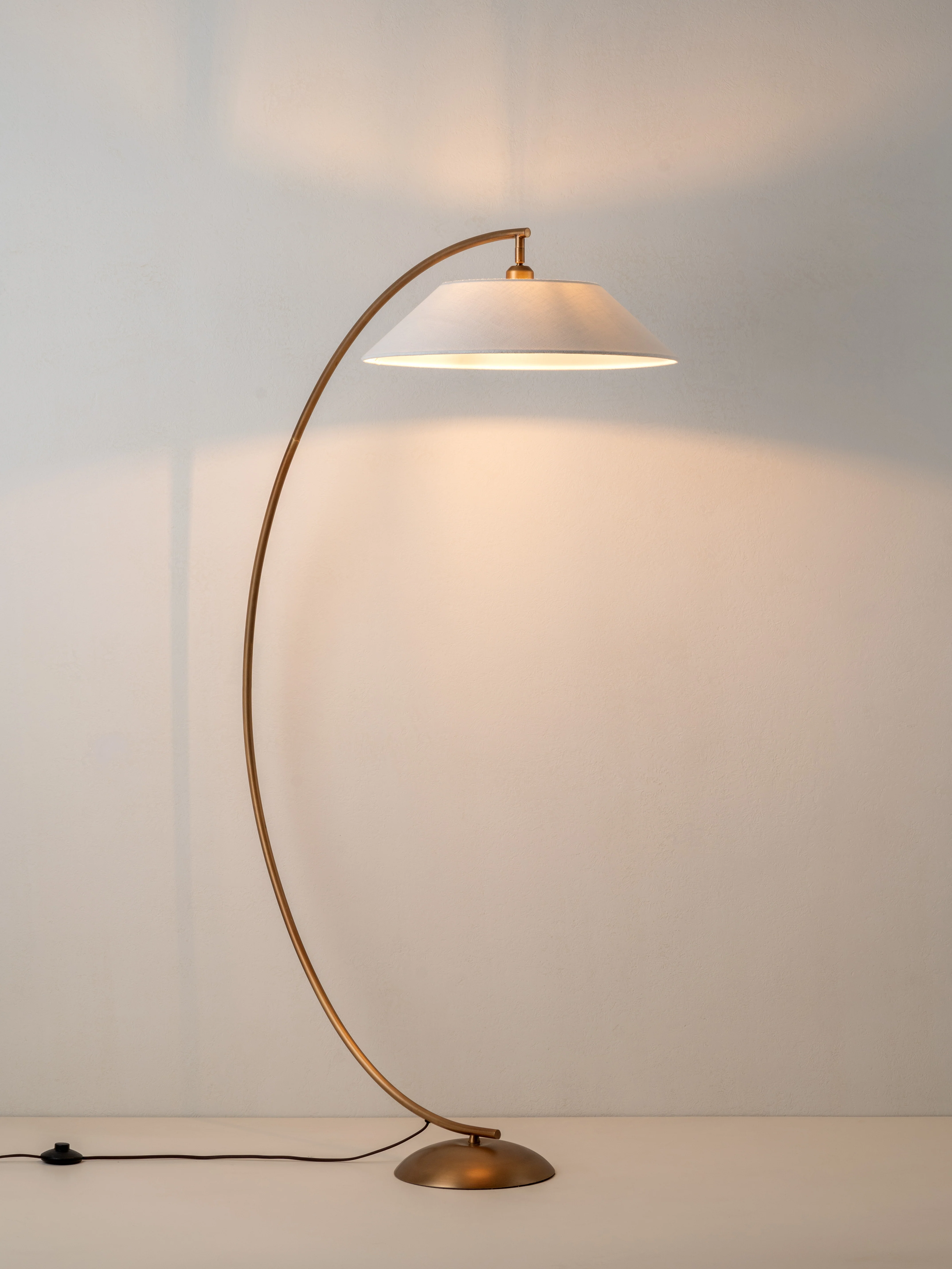 Circo aged brass floor lamp - Image 2