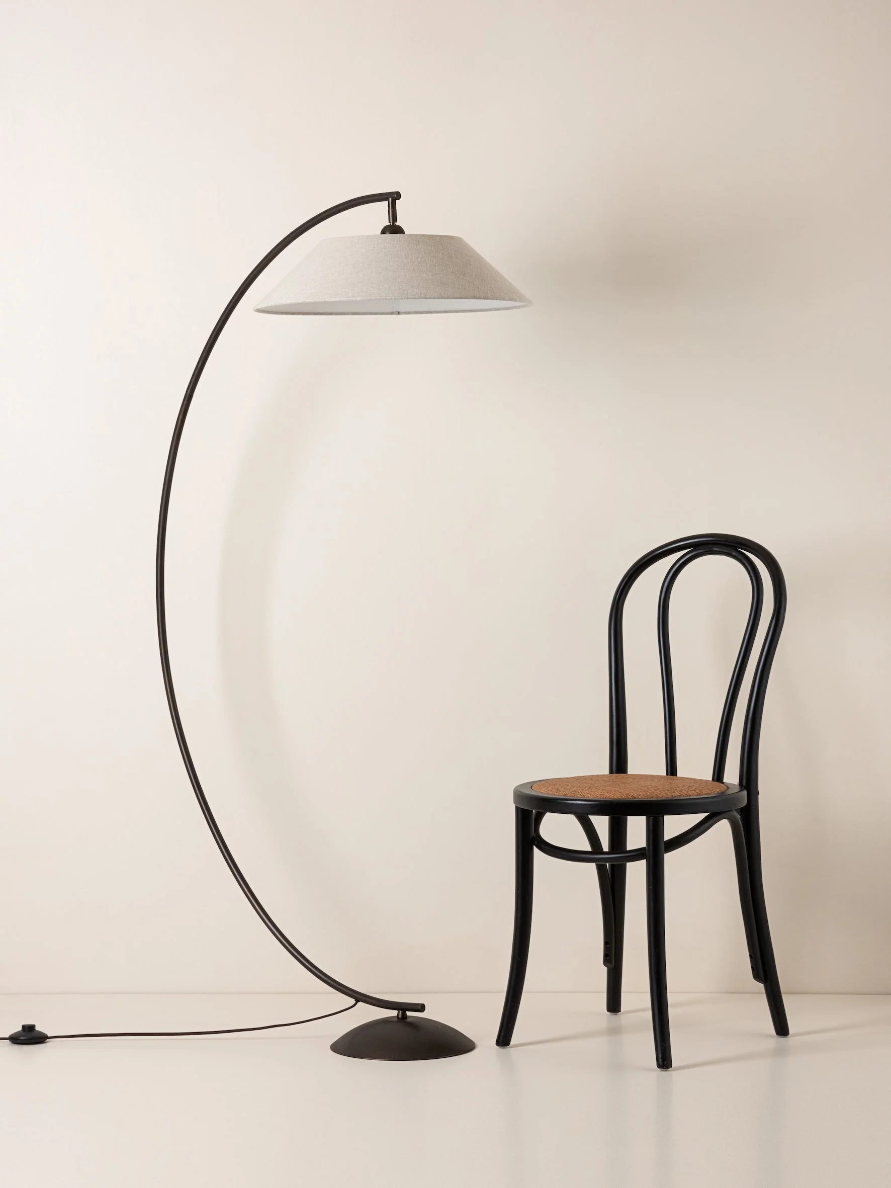 Circo - arc bronze and linen floor lamp - Image 3