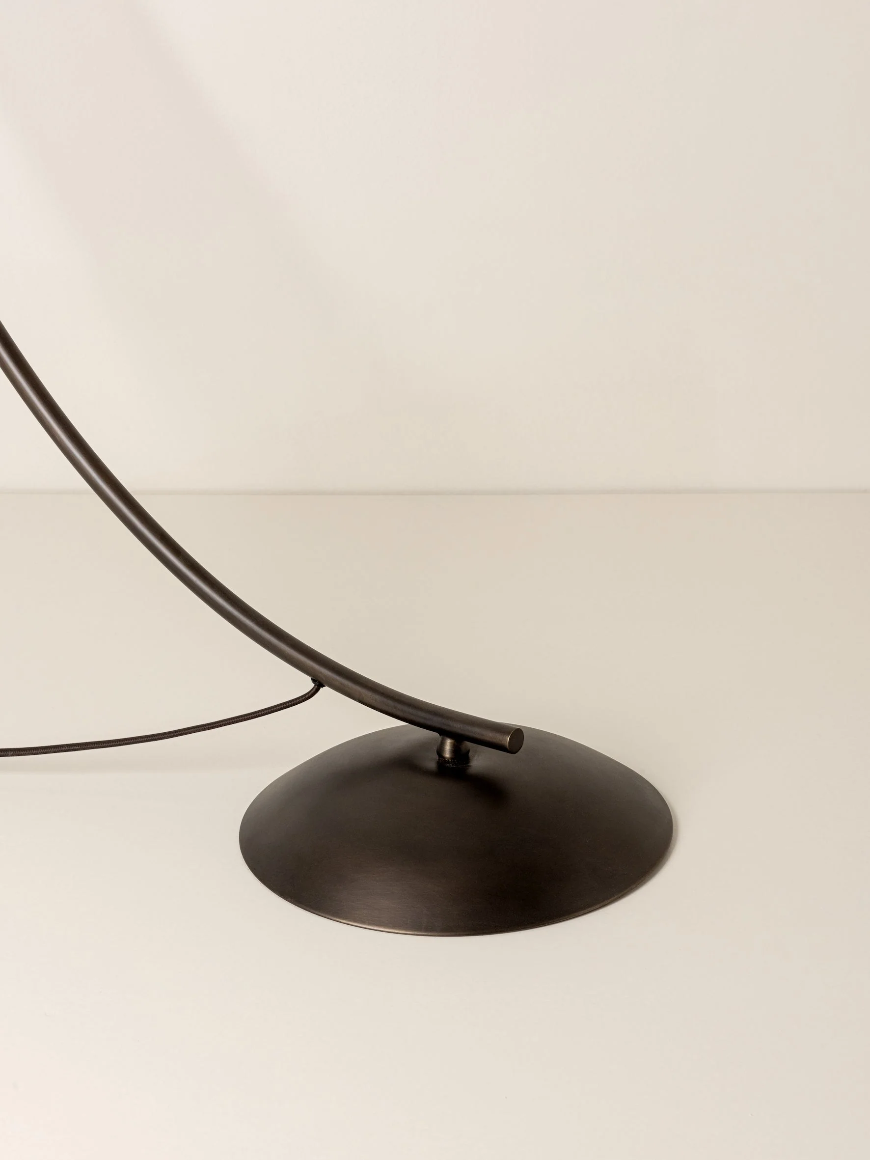 Circo - arc bronze and linen floor lamp - Image 4
