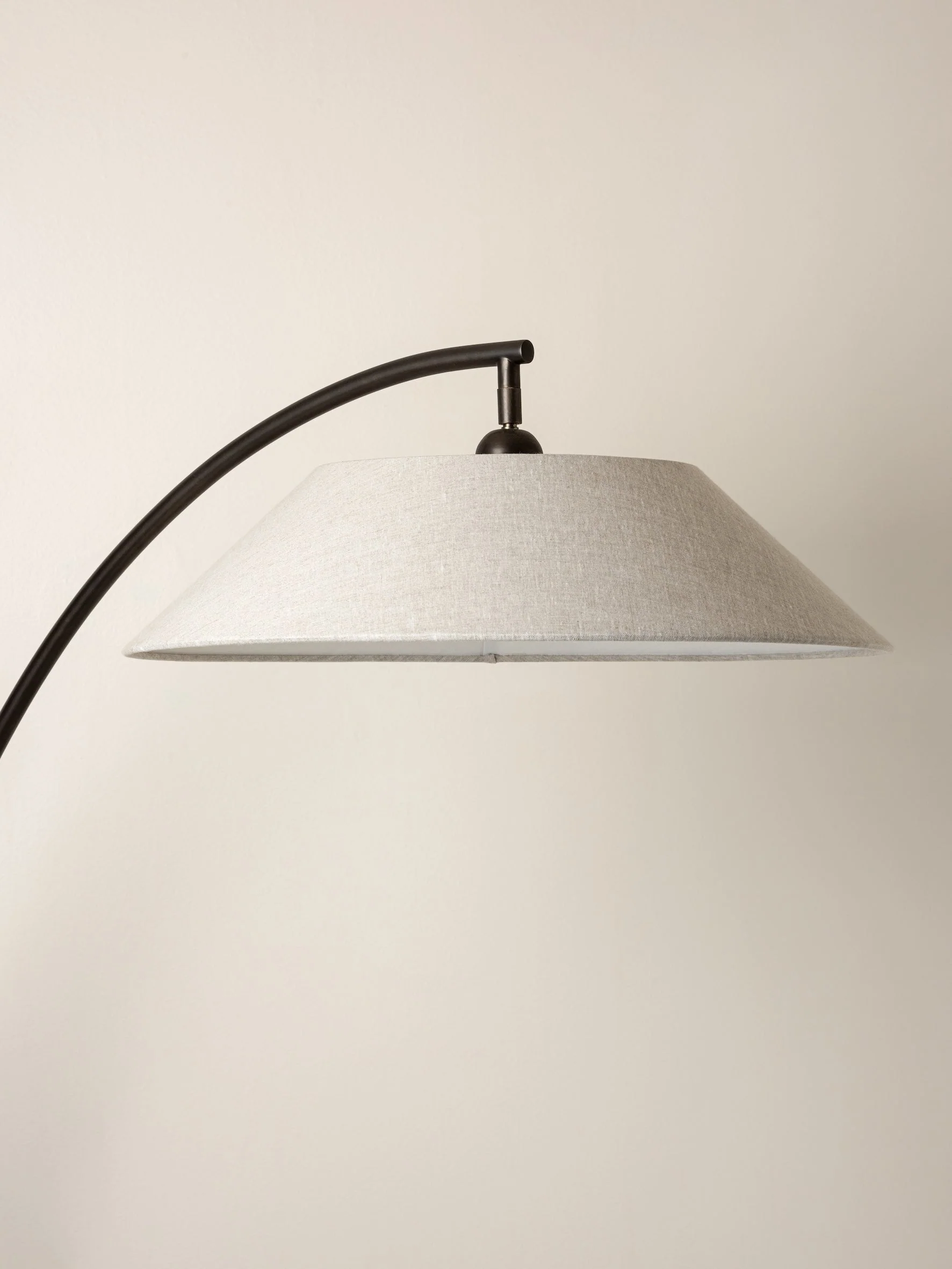Circo - arc bronze and linen floor lamp - Image 5