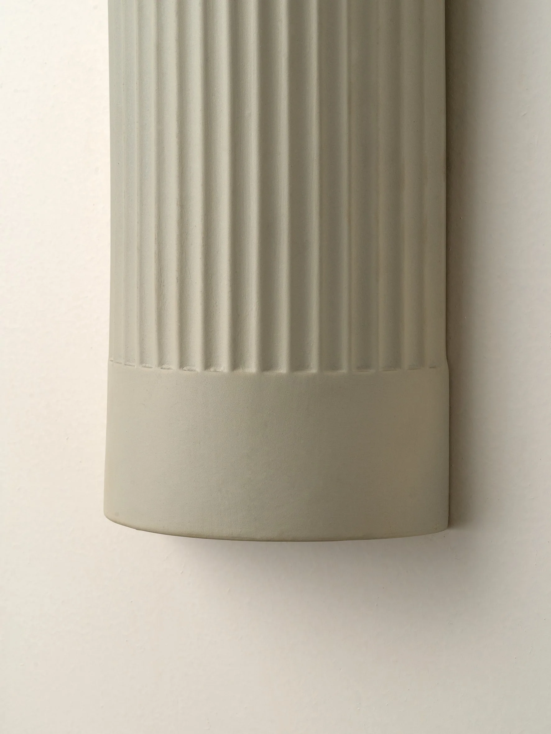 Enza - warm white ribbed ceramic wall light - Image 3