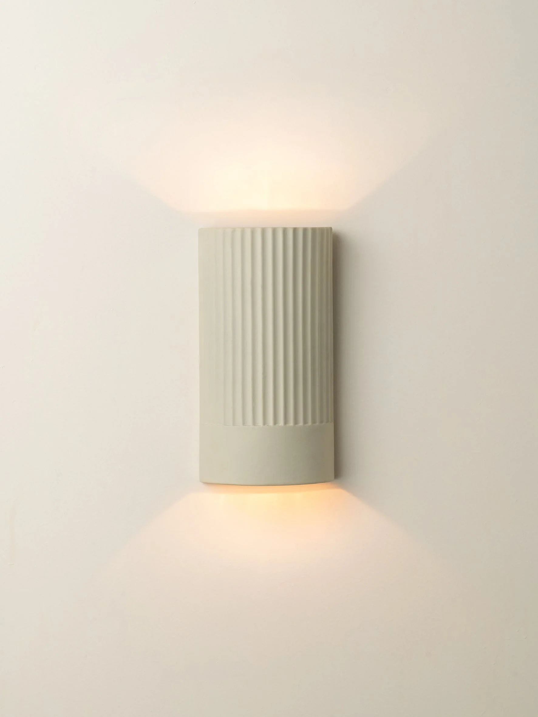 Enza - warm white ribbed ceramic wall light - Image 4