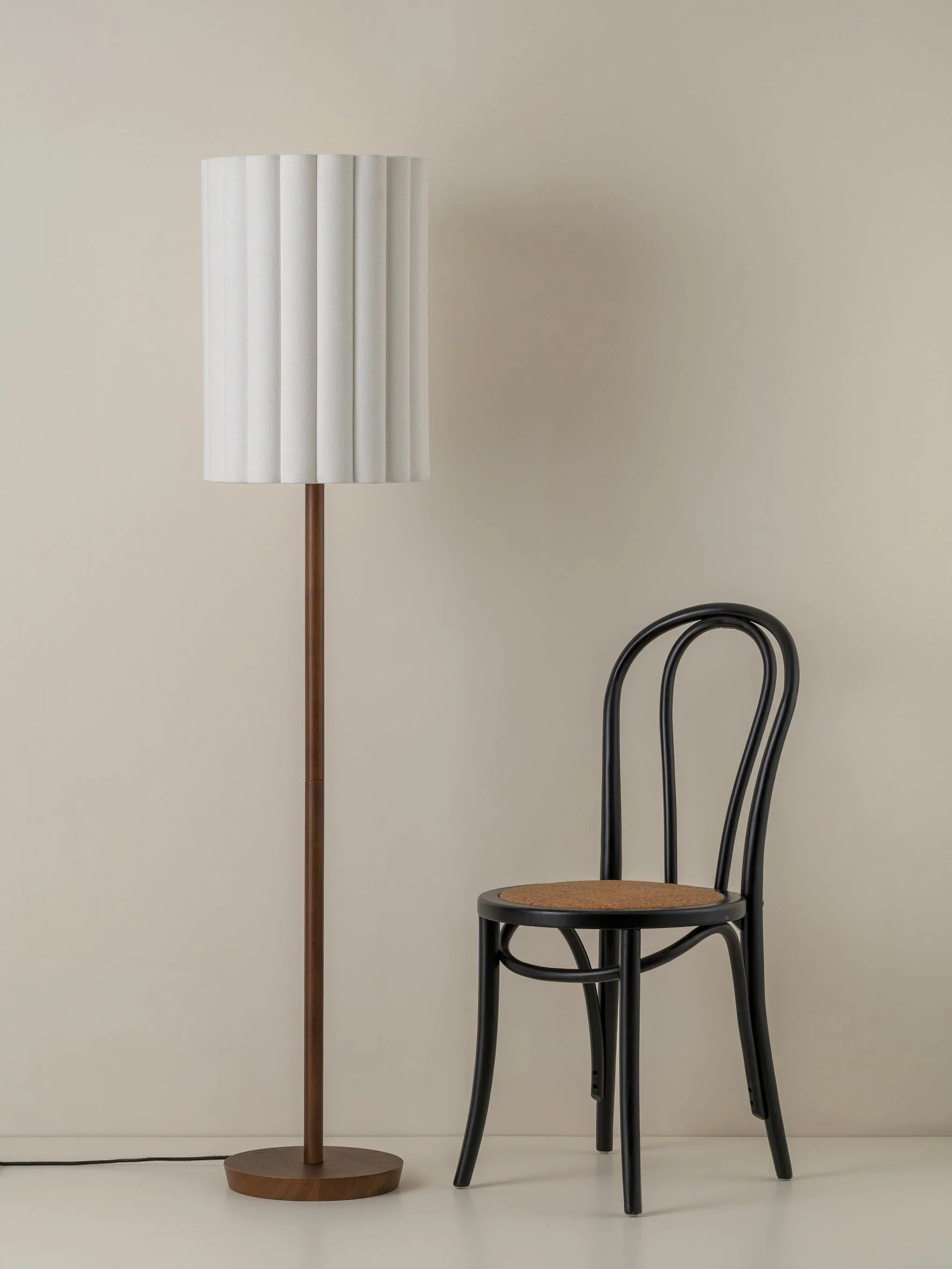 Folia - walnut wood and scalloped natural linen floor lamp - Image 3