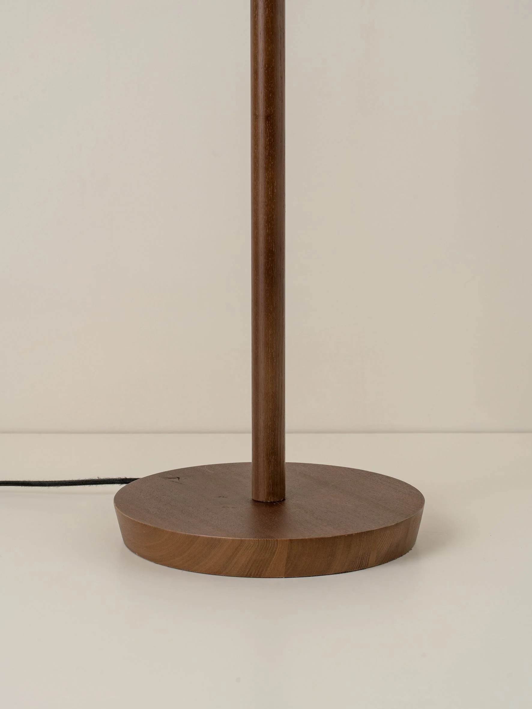 Folia - walnut wood and scalloped natural linen floor lamp - Image 4
