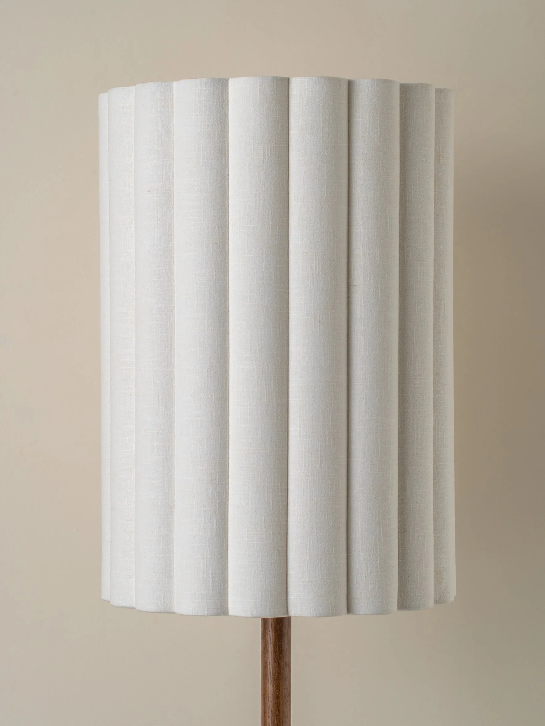 Folia - walnut wood and scalloped natural linen floor lamp - Image 5