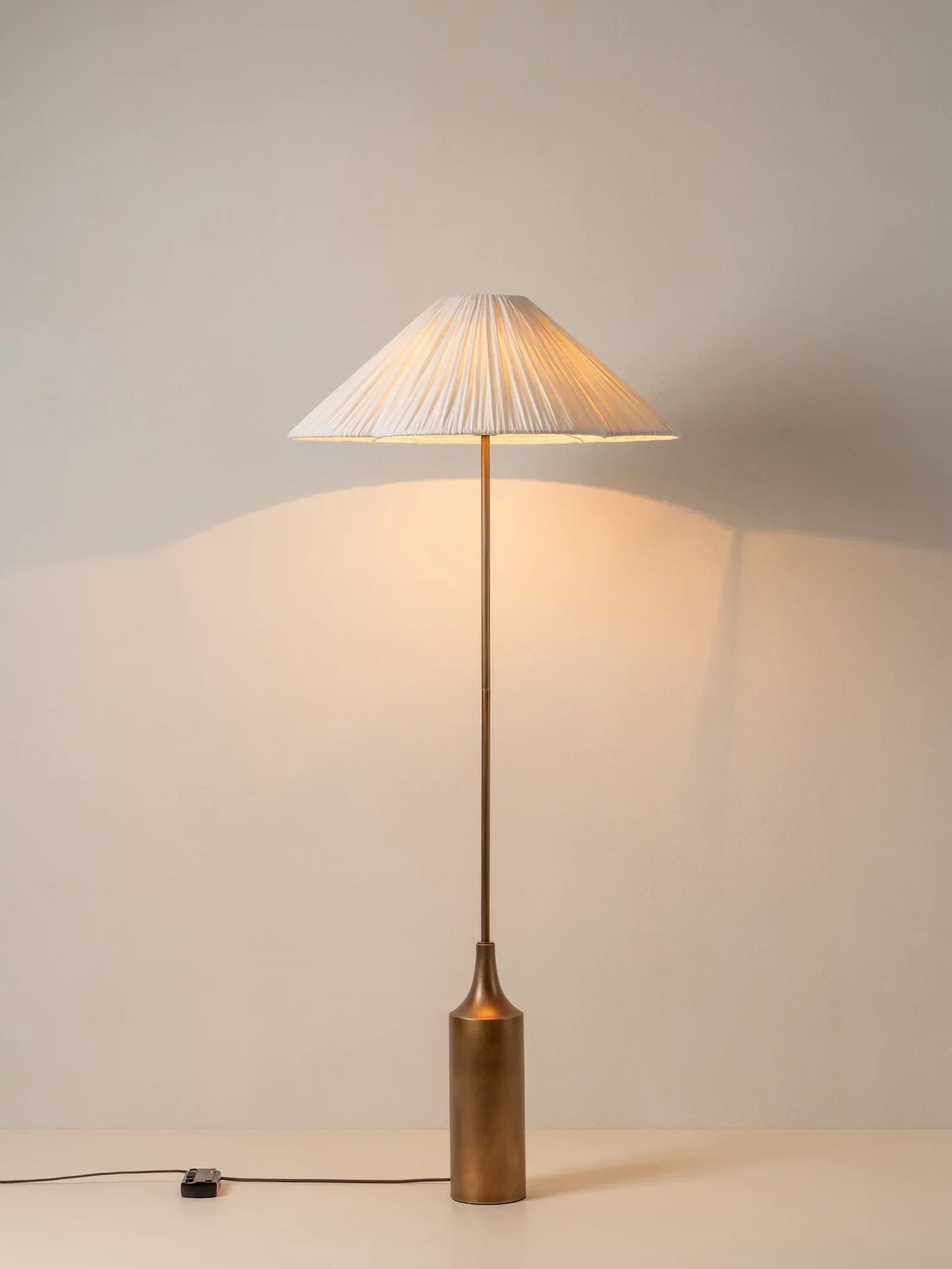 Lindi - aged brass and linen scalloped floor lamp - Image 3