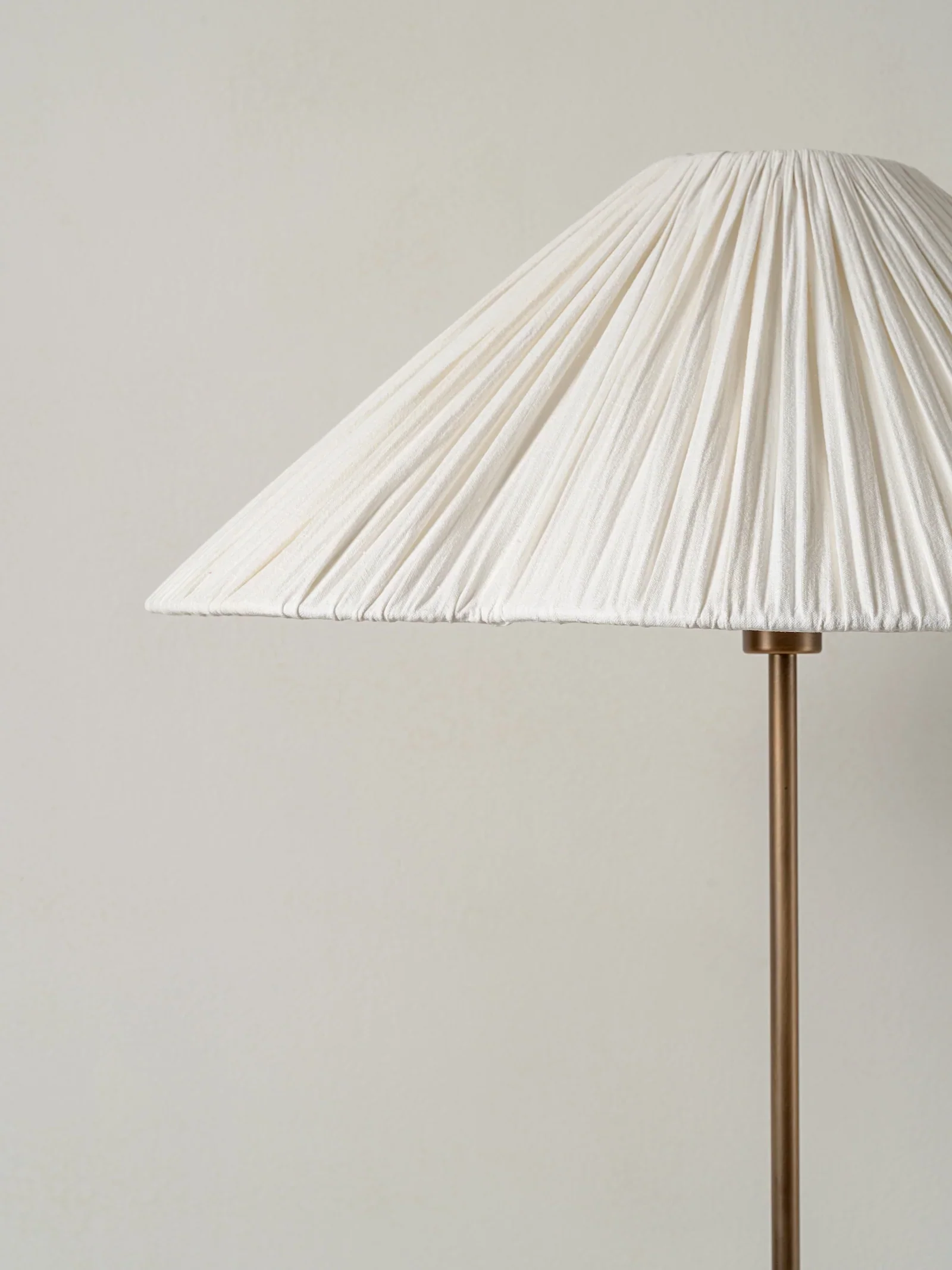 Lindi - aged brass and linen scalloped floor lamp - Image 5